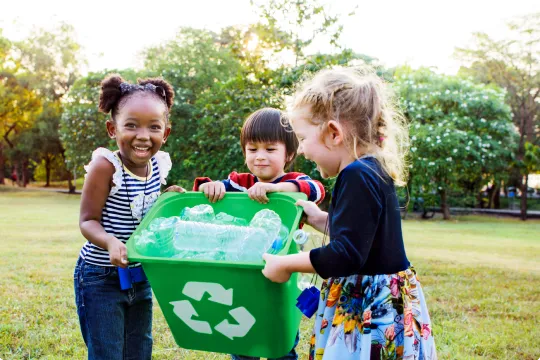 crianças reciclando